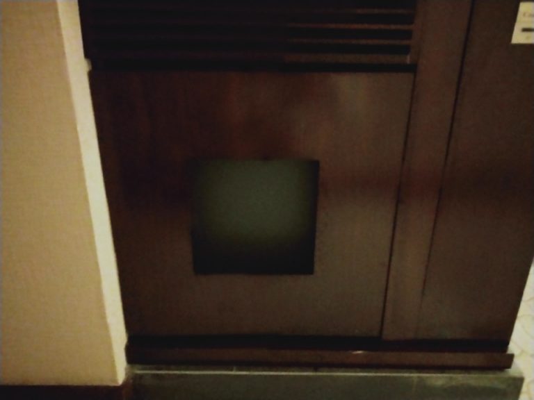 グラスとコーヒー類が入ってる棚 開閉式