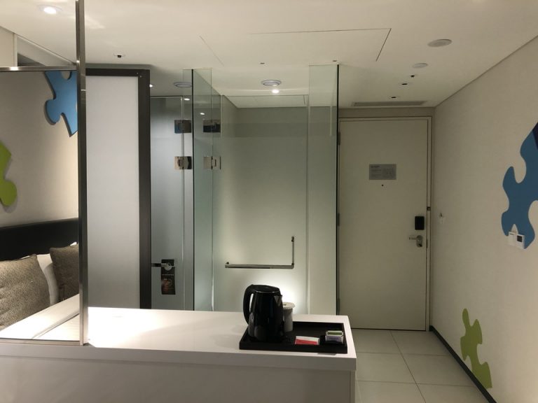 ベッド側から客室全体 狭い