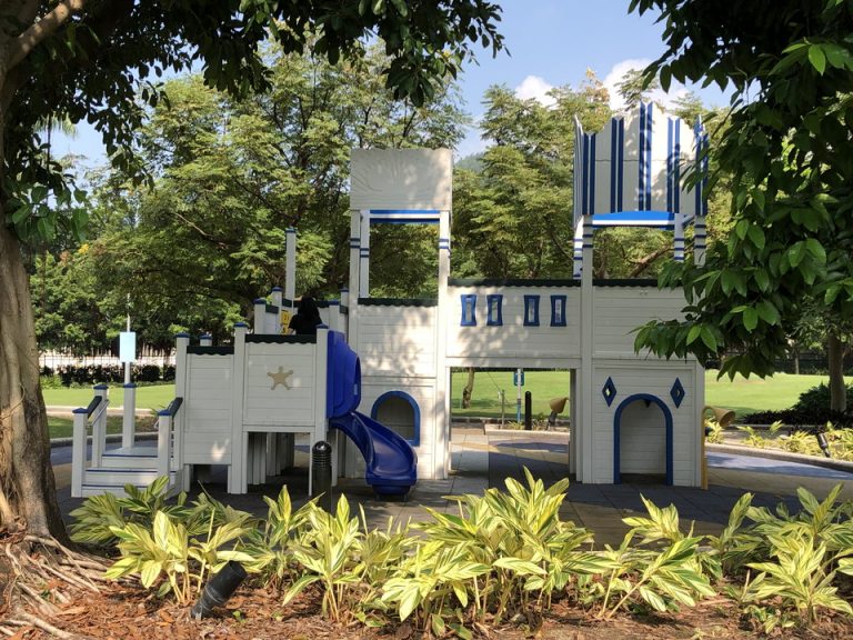 ホテル内の敷地に大型の子供用遊具があります。