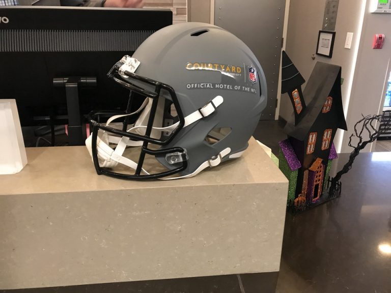 さすがNFLのオフィシャルホテル!ヘルメットがチェックインカウンターに