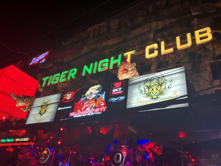 タイガーナイトラブも徒歩15分。