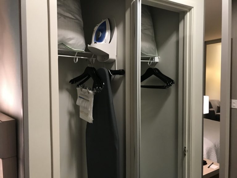 クローゼットはスライド式とびらでした