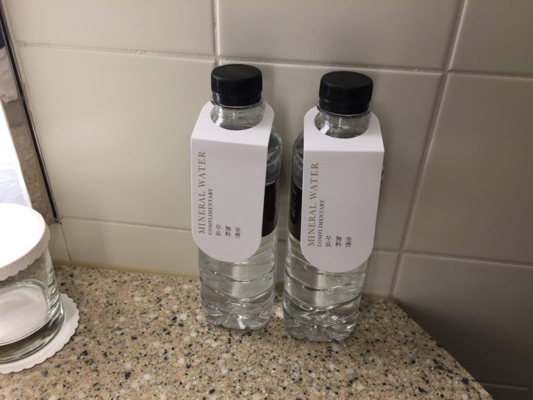 バスルーム 無料ミネラルウオーター