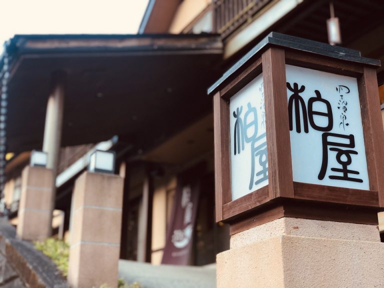 出入り口外にあるお店の街灯