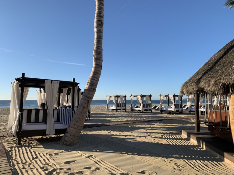 ビーチの天蓋付きサンベッド