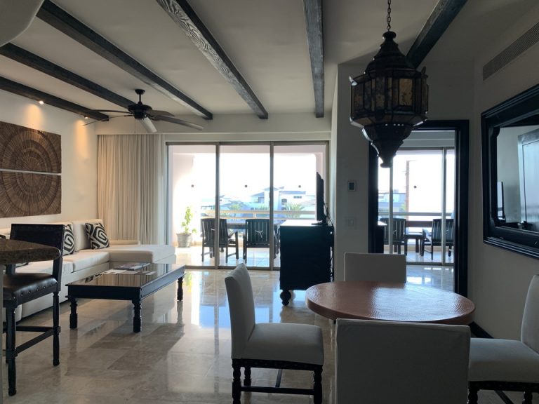 客室入口から見たリビングルーム