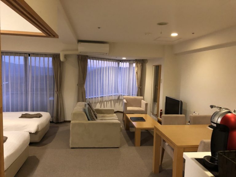 客室全体窓際方向