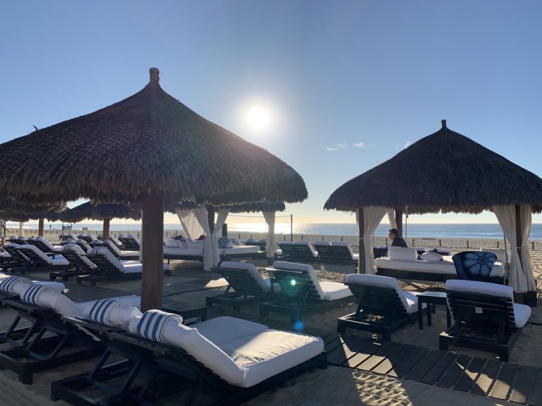 ビーチのサンベッド