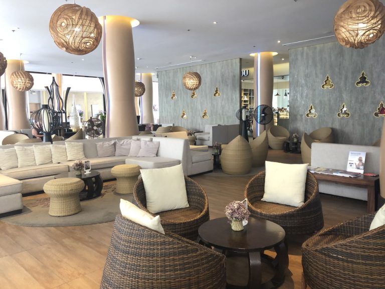 1階のフロントの後ろには雰囲気のいいバーが。2