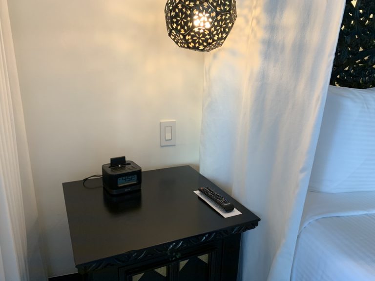 客室 ベッドルーム 照明 目覚し時計