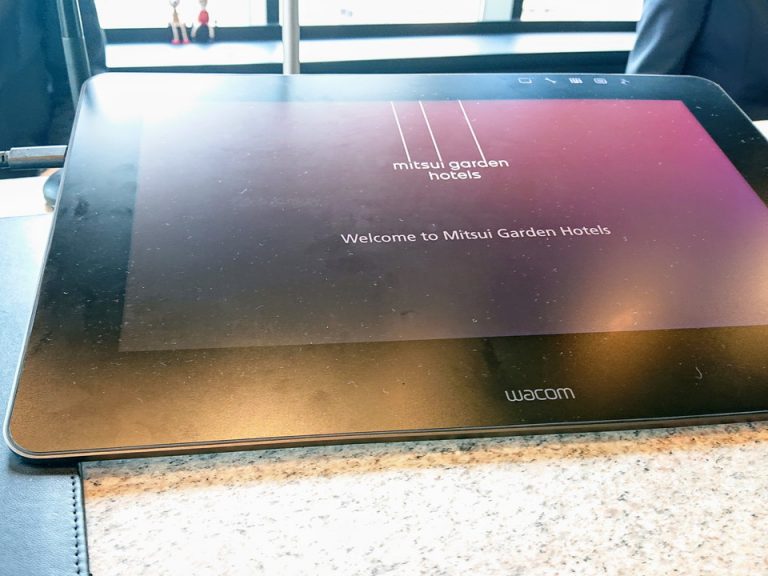 チェックインはモニター画面で