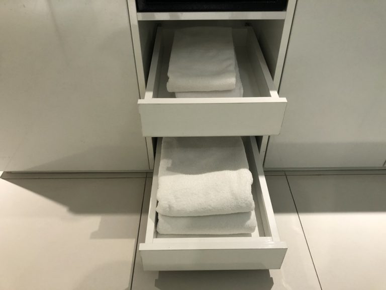 タオルは洗面台の下に収納されている