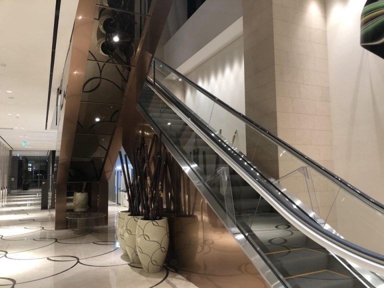 ロビーのエスカレーター