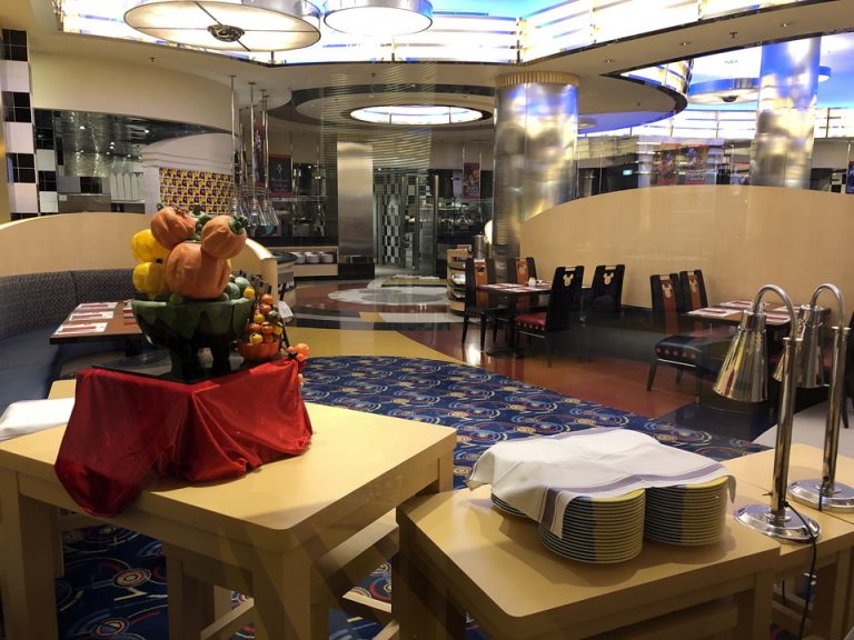 シェフミッキー客席の一部から撮影しました。料理はバイキング形式です。