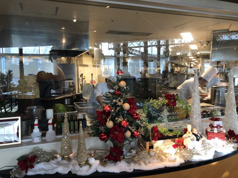 調理場前にクリスマスの飾り