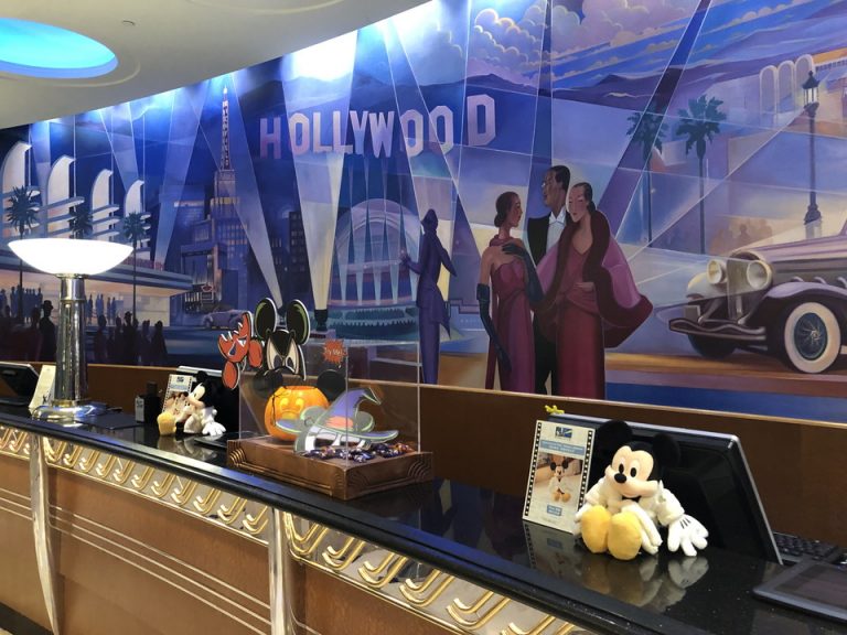 フロントカウンターにはHOLLYWOODの文字と絵が描かれています