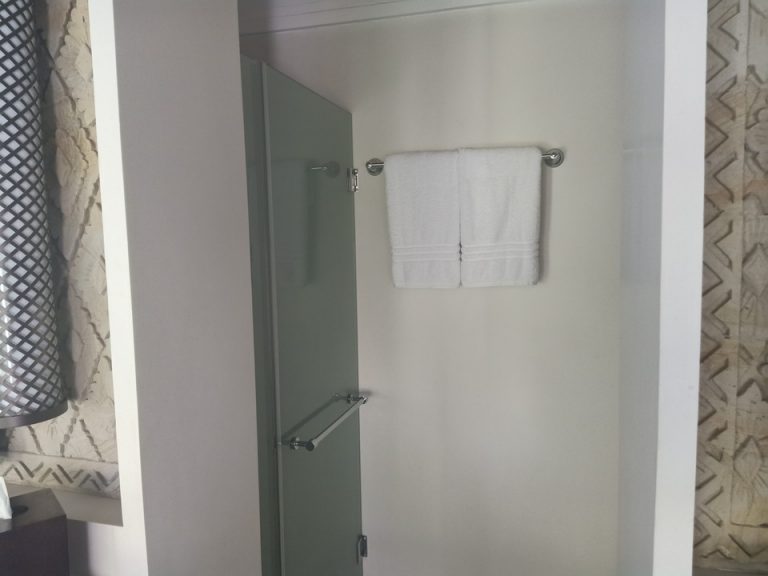 シャワールーム&トイレ入口