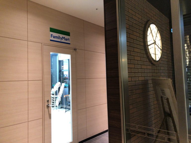 フロント横コンビニ 入口