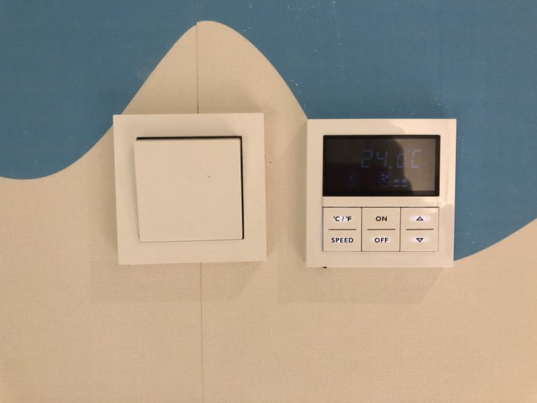 温度調節ボタン 韓国でよく見るオンドルではなくエアコンタイプ