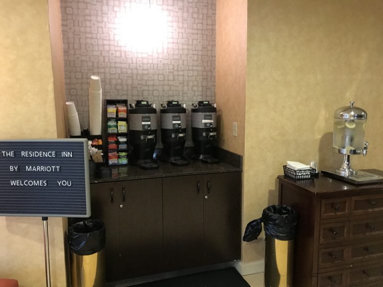 コーヒーやティーはいつでもフロント前で提供されています