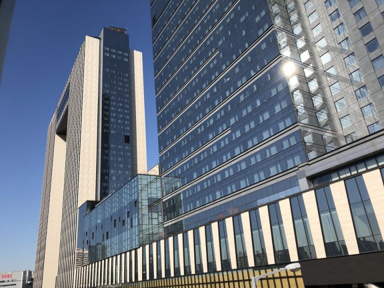 駅に向かう道から見える外観