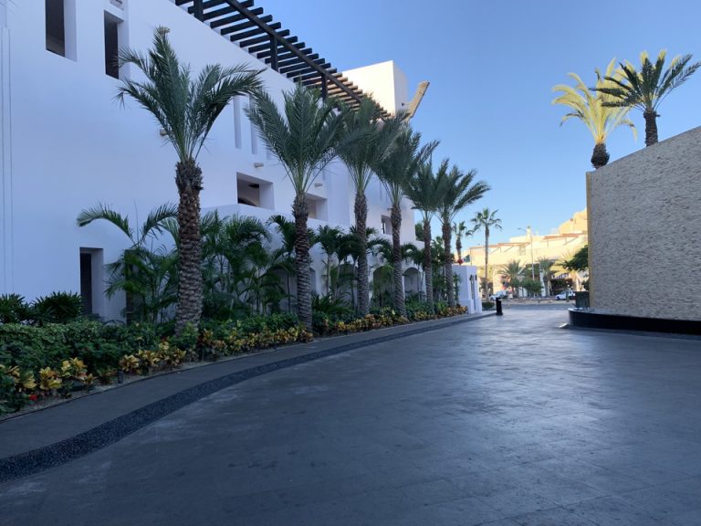 ホテルのエントランス付近の車寄せ