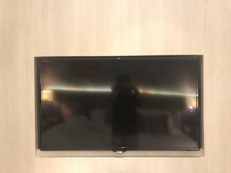 テレビはベッドの逆の壁に32インチくらいのものが。