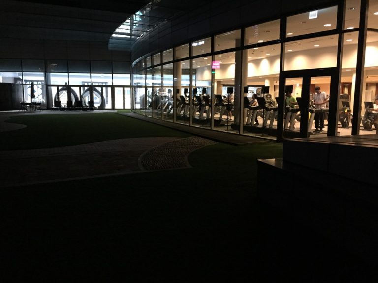 プール ジム 飲食スペース側から①