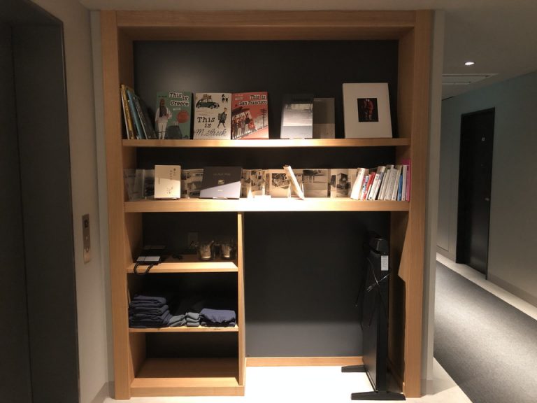 客室階4F エレベーターホールに本や雑誌、ガウン、ズボンプレッサー