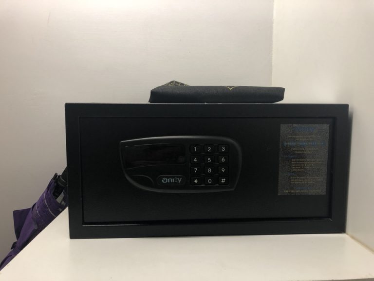 金庫はクローゼットの中にありました。