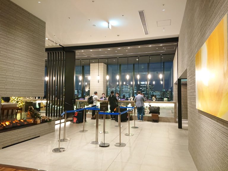 夜のフロントデスク