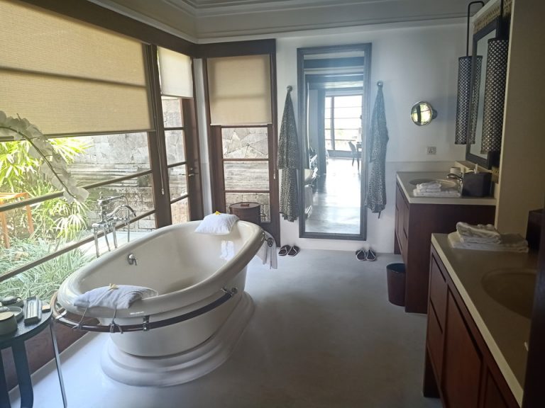 バスルーム入り口から