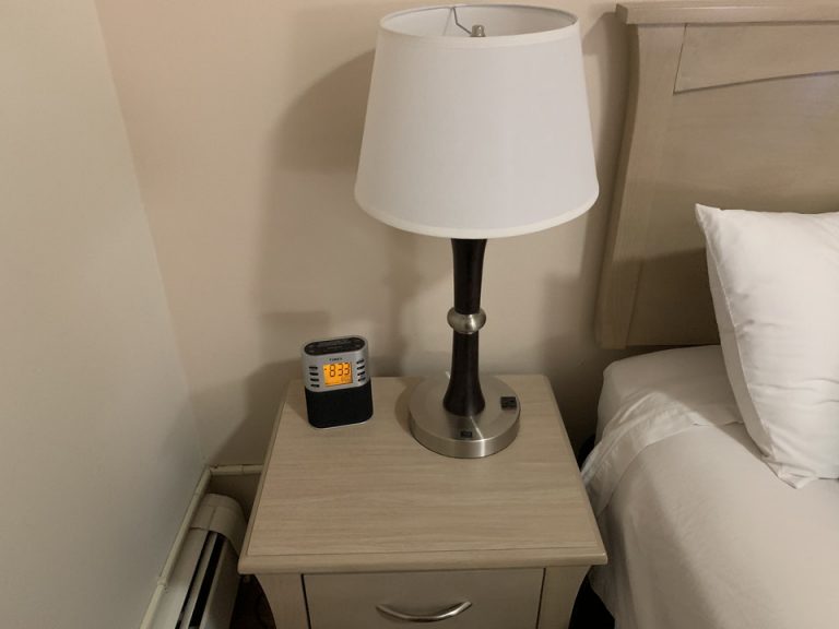 ベッドの両サイド横にテーブルがありました。どちらにもコンセントがひとつずつ付いています。(2)