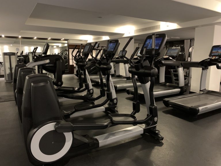 ホテル内のジム