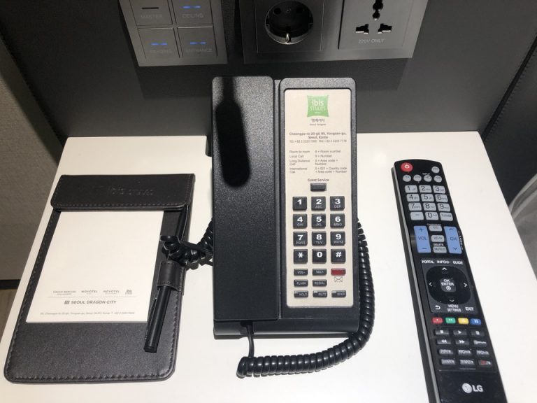 電話機とTVリモコン