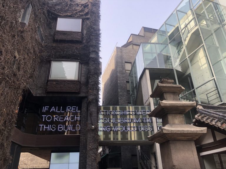 ホテルから近いおしゃれエリアにある伝統的カフェ