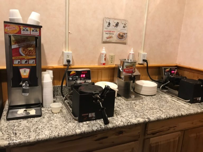 ワッフルメーカーもありました。朝食で焼き立てのワッフルが食べられるのはとてもテンションが上がりました。シロップやクリームチーズ、バナナをカットしておしゃれに盛り付けて食べている方もいて、とても美味しそうでした。