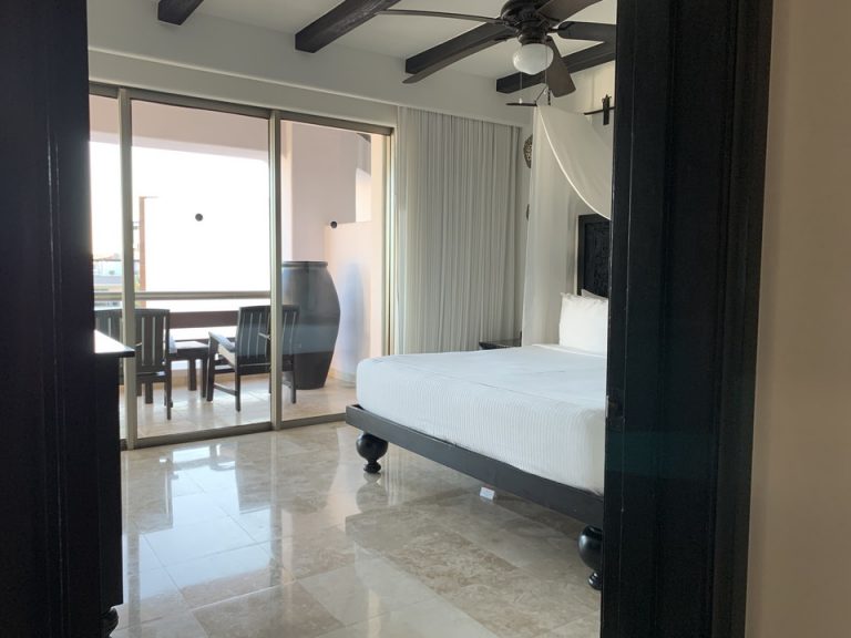 客室 ベッドルームの入口からの眺め