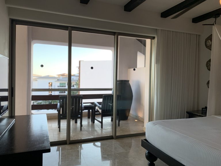 客室 ベッドルームから見たベランダ