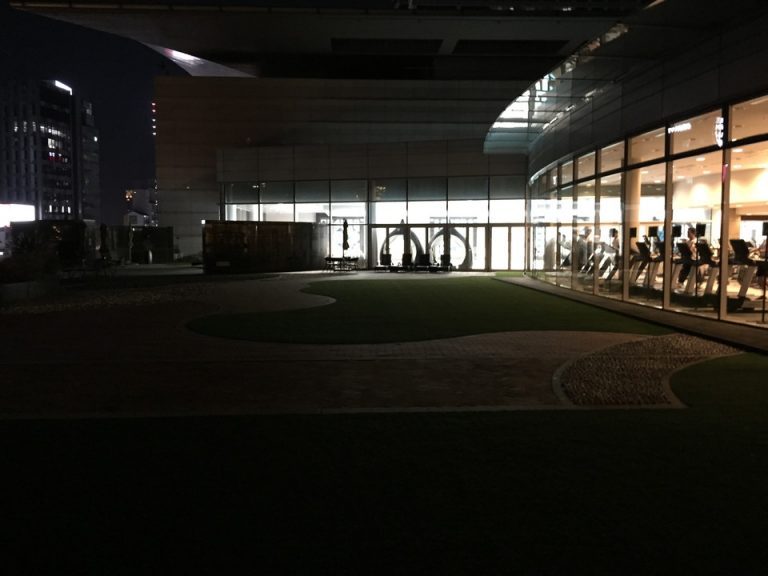 プール ジム入口 飲食スペース側から ②つきあたりがプール、右側がジム