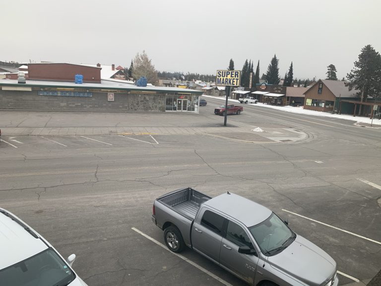 客室の窓からの外観です。目の前に遅くまでやっているスーパーマーケットがあり、とても便利です。(1)