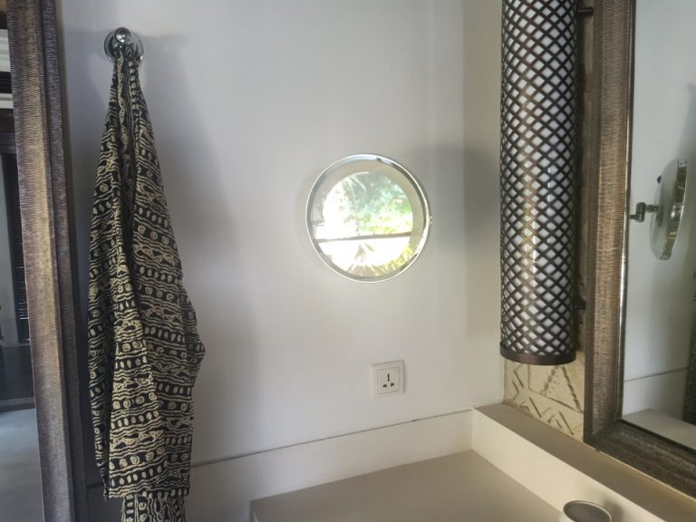 バスルーム(拡大鏡)