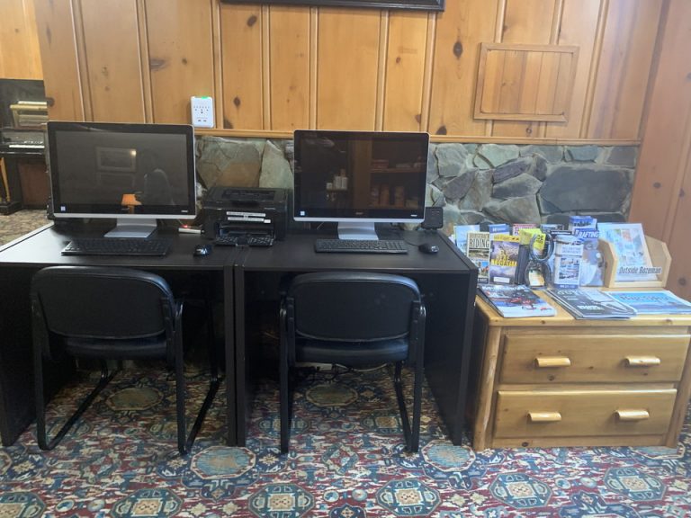 フロントには無料でパソコン、プリンターの貸し出しをしていました。