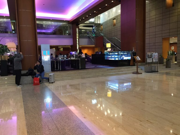 左がLOBBY LOUNGE 右がASIAN Live 入口