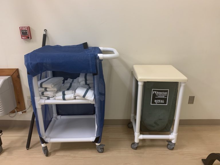 ホテル内には無料のジムもありました。ジムの扉もルームキーが必要なのも安心感があります。旅行中のジムには十分な設備だと思います。(2)