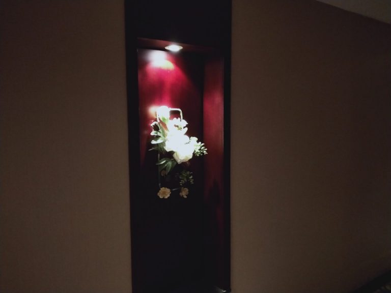 廊下 造花がところどころ