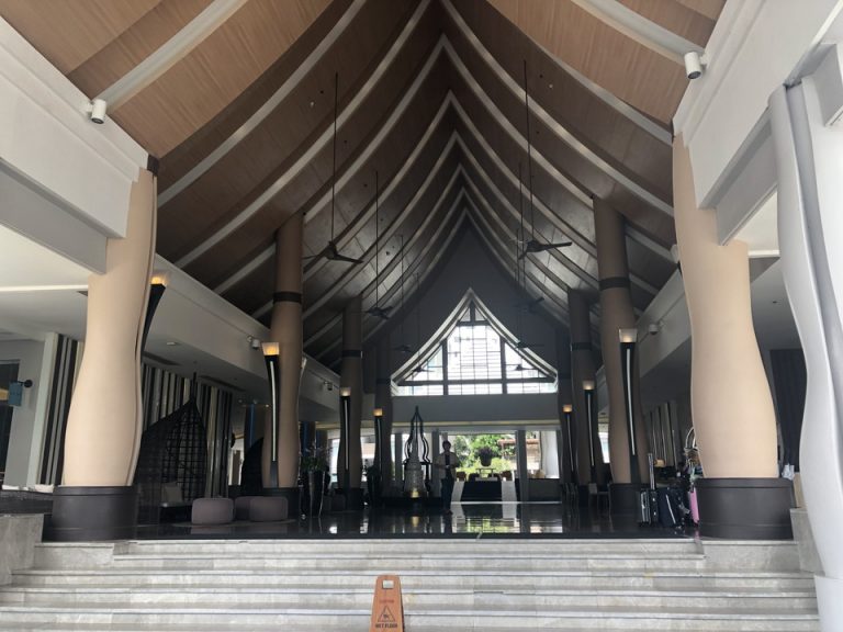 豪華さが伝わる入り口。