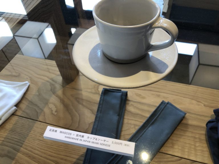 ロビー中央に ホテルで使われている石見焼の器やガウンが展示されており、購入可能となってました