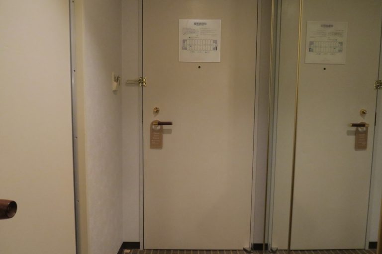 内側から見た客室のドア
