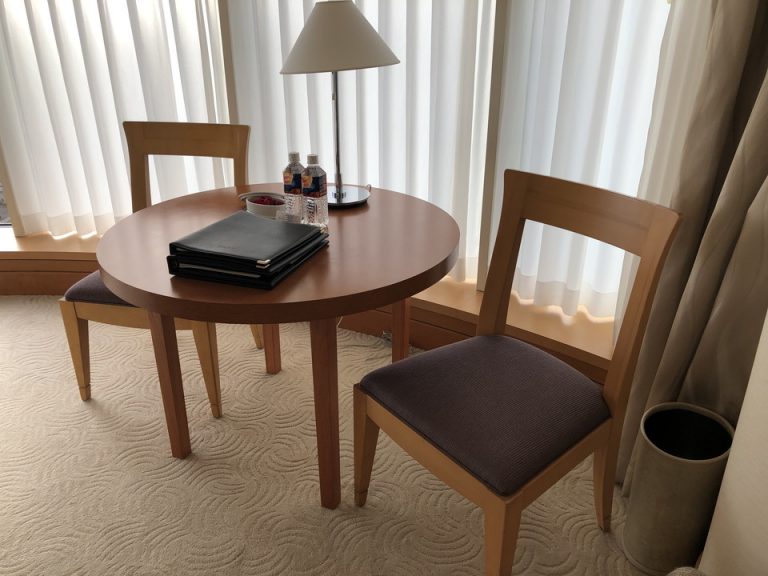 テーブルとイス